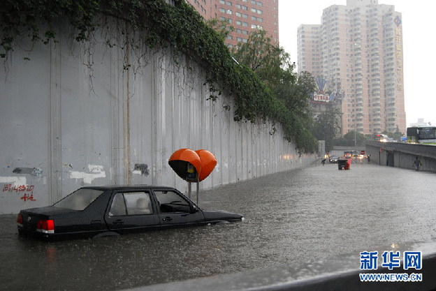 百年一遇暴雨袭北京 公交车被淹只见车顶